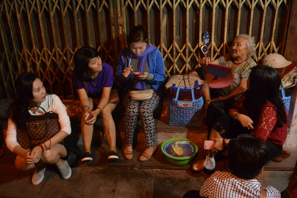Tặng sữa và chuối cho những người vô gia cư ở Hà Nội đêm 23/10/2015