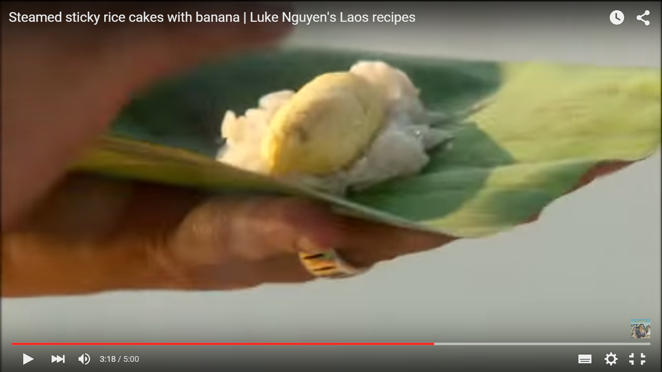 Laos – steamed sticky rice cakes with banana (Hấp bánh gạo nếp với chuối kiểu Lào)